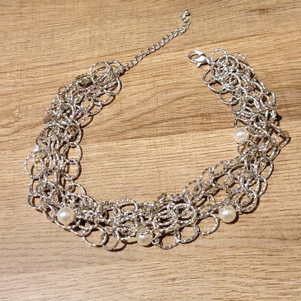 Shiny hammered silver metal loops and pearls choker